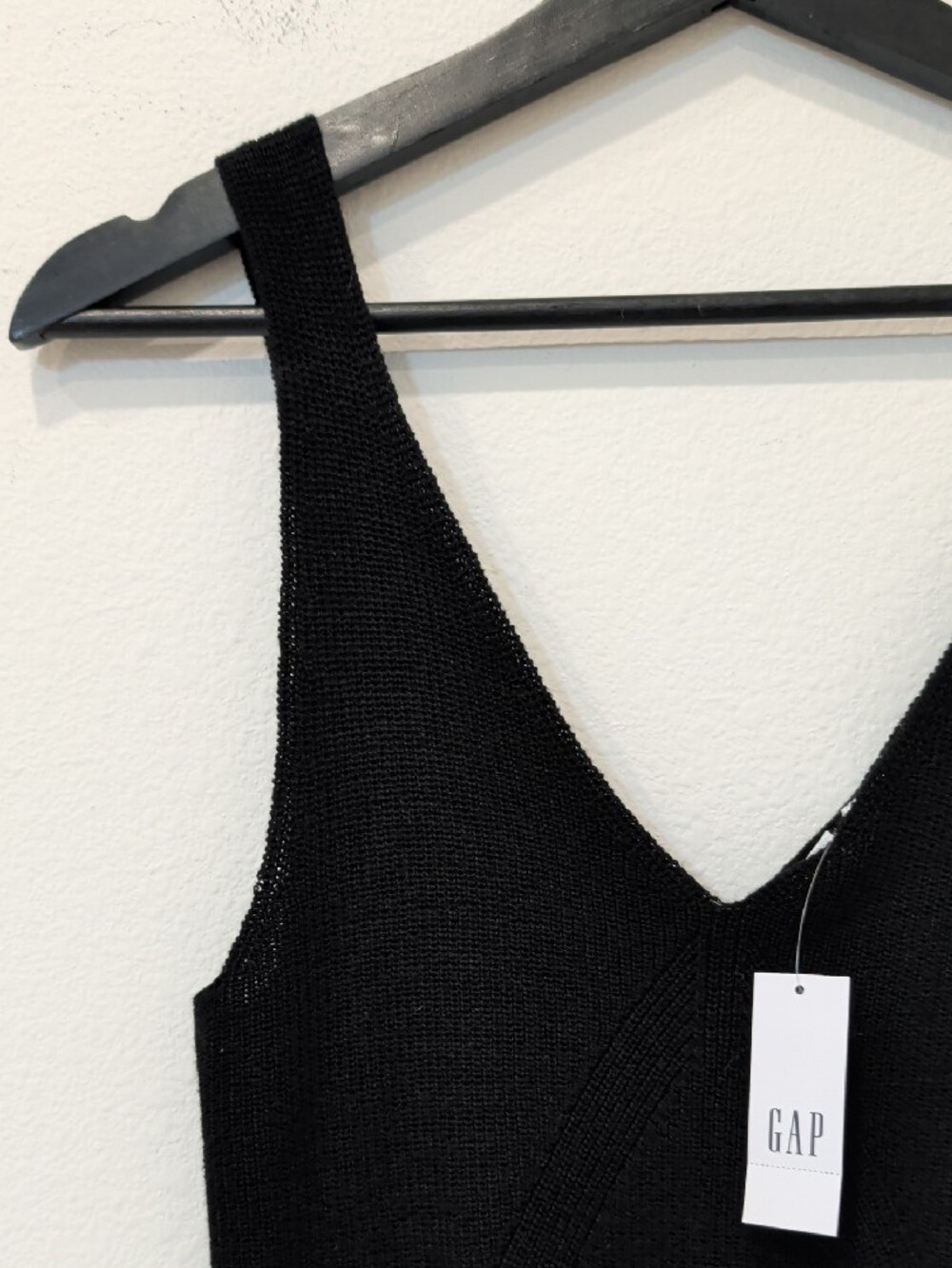 GAP Black V-Neck Ribbed Knit Tank - Picture 2 of 9